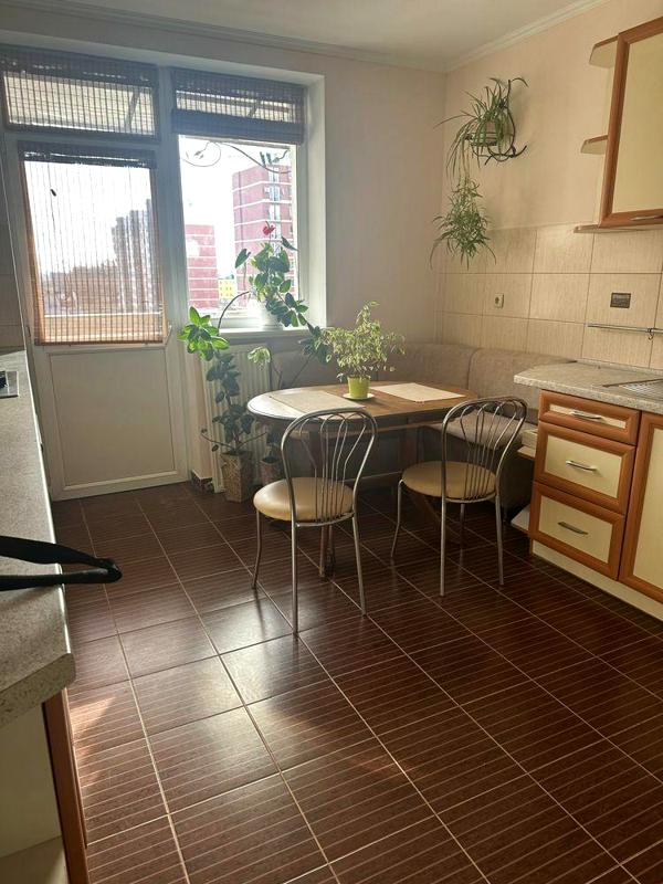 Spacious 4-room apartment in Vynnyky with parking and convenient location