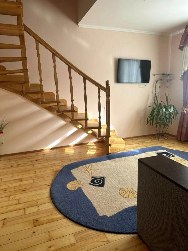 Spacious 4-room apartment in Vynnyky with parking and convenient location