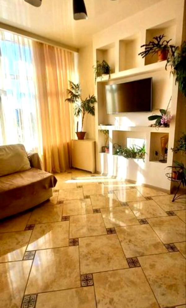 2-Room Apartment near Nebesnoi Sotni, Spacious Studio Kitchen, Balcony