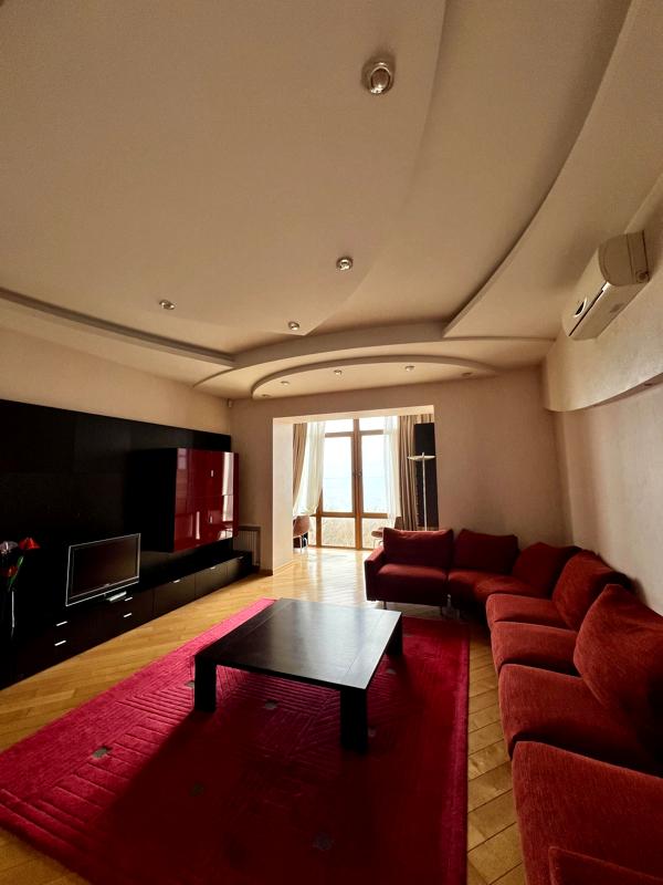 3-bedroom apartment near Shevchenko Park with sea view