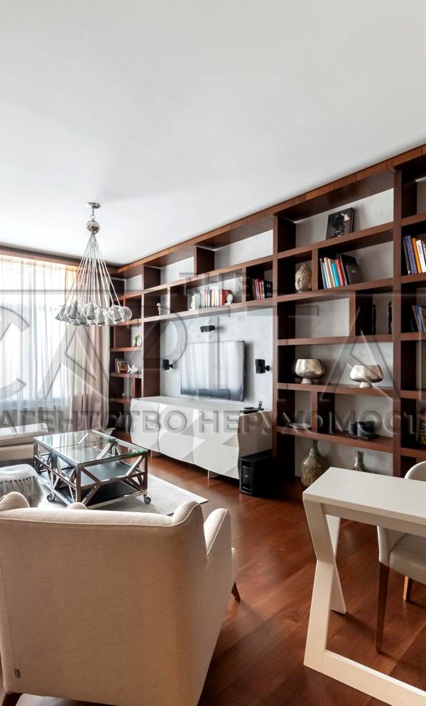 Premium 3-Room Apartment with Panoramic City View in Novopecherski Lipki Complex