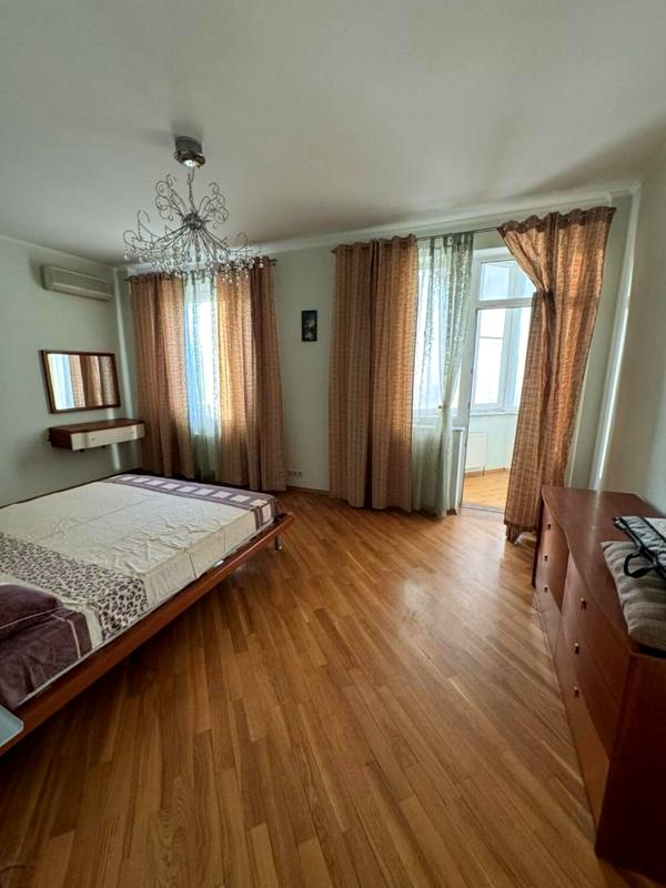 Spacious 3-bedroom apartment near the sea with euro renovation