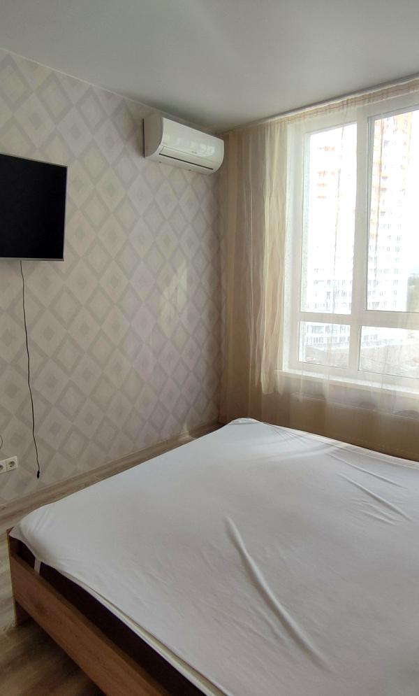 1-bedroom apartment near Livoberezhna metro with modern renovation
