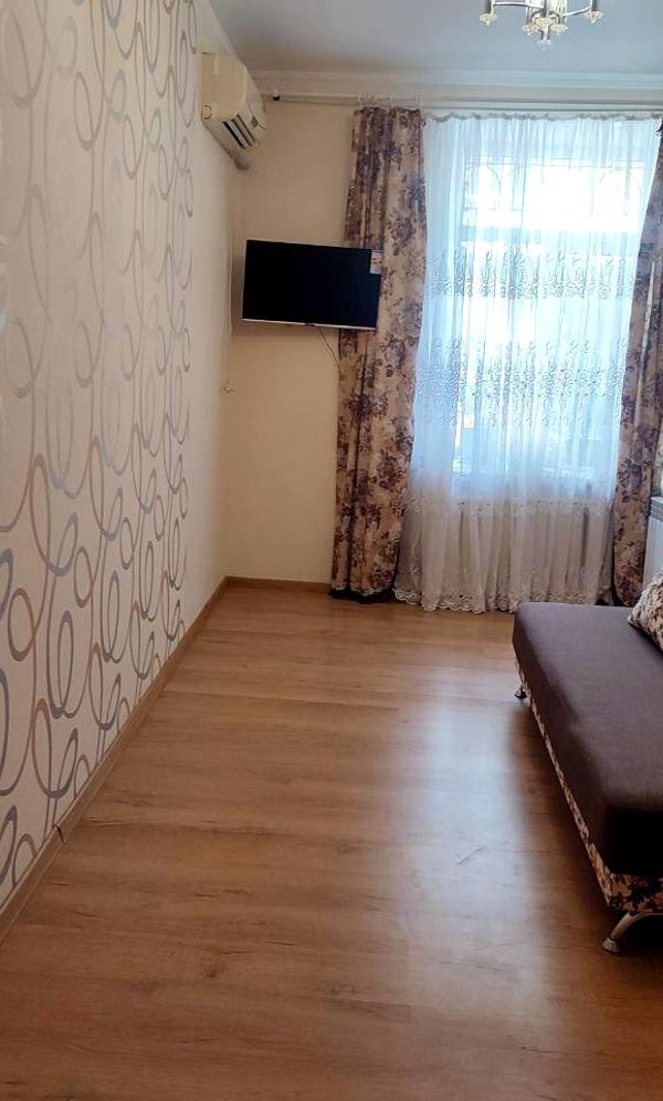 1-Room Stalinka Apartment in Odessa City Center with Gas