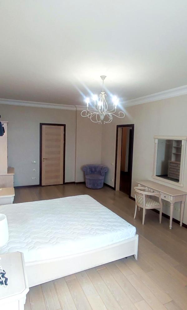 Spacious 3-Room Apartment in Kyiv's Shevchenkivskyi District