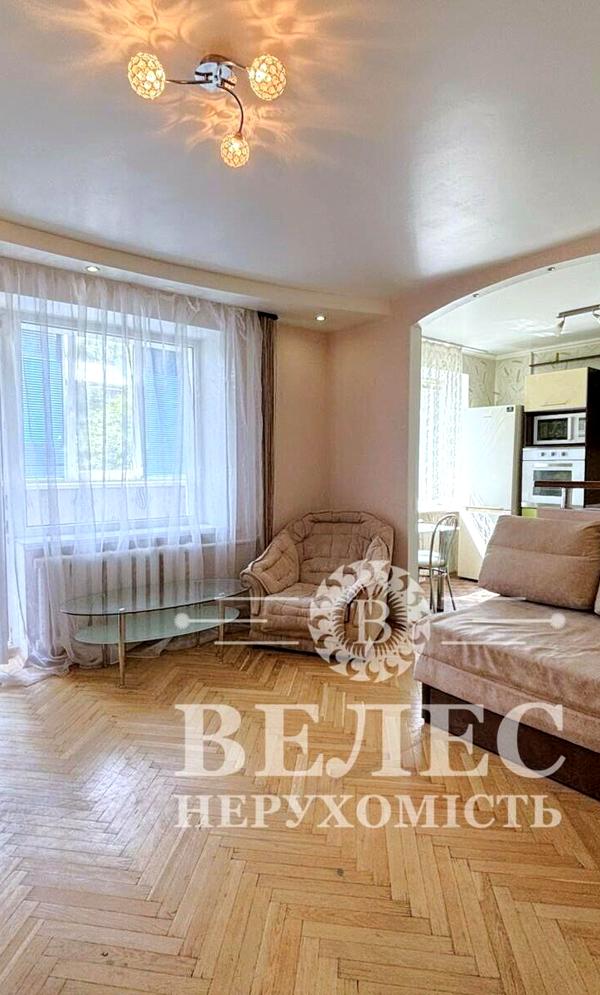 2-Room Apartment near Klovska Metro, Quiet Green Courtyard