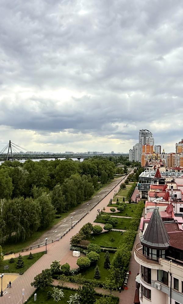 Exclusive 3-bedroom apartment with panoramic view in Obolon, Kyiv