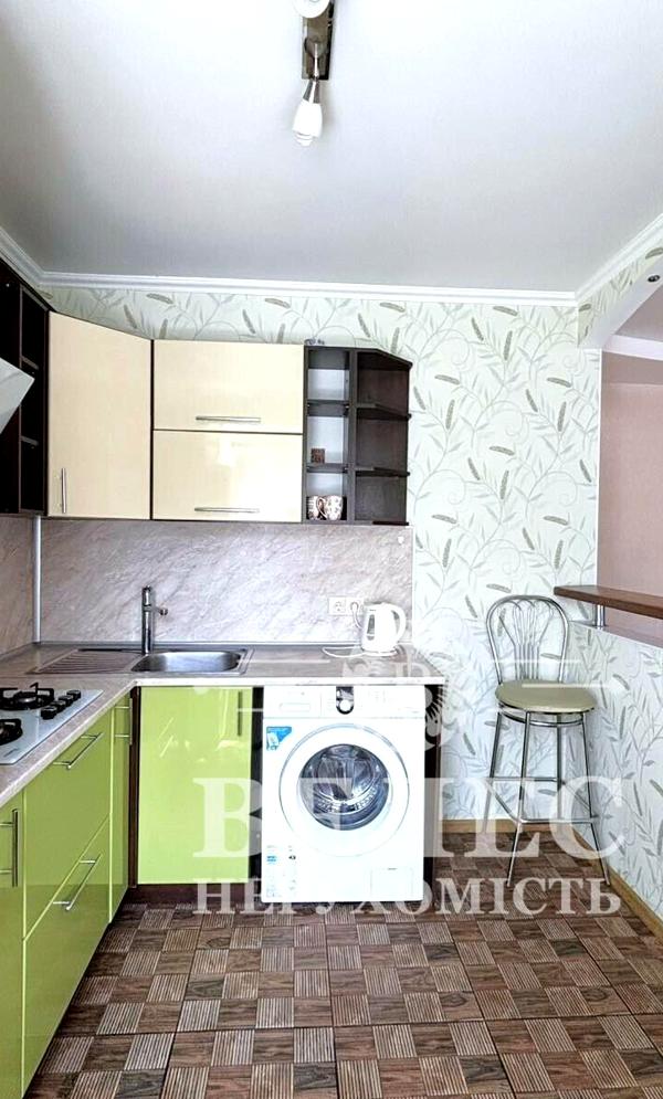 2-Room Apartment near Klovska Metro, Quiet Green Courtyard