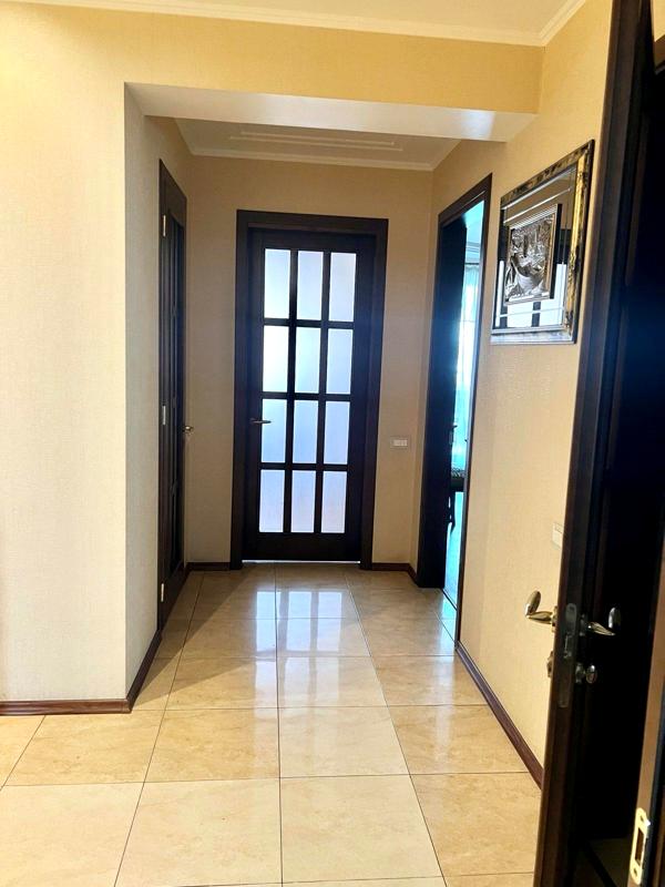 3-Room Apartment in Siniy Ptitsa Complex, First Floor, Fully Equipped