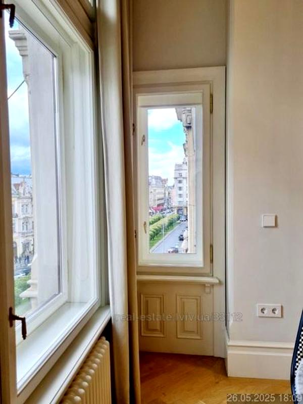 Spacious Sunny Apartment with City View near Opera Theater