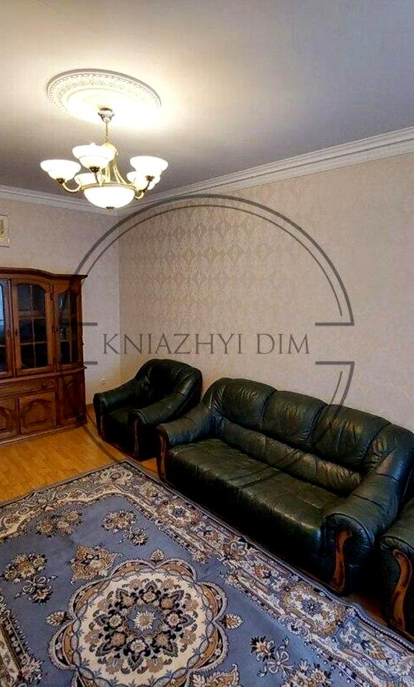 3-Room Separate Apartment on Pymonenko Street, Well-Renovated