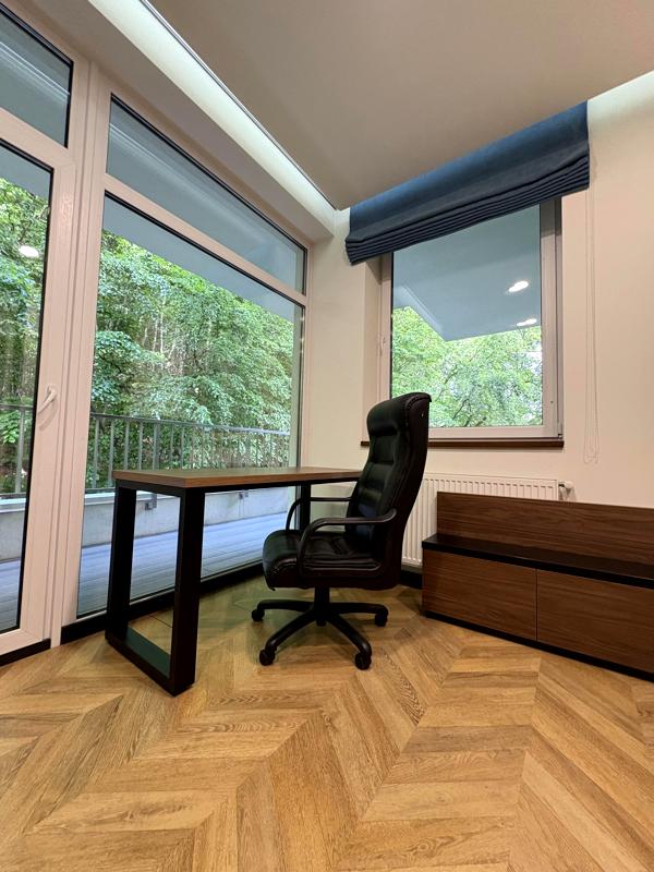 Spacious 1-Bedroom Apartment on Stusa Street with Park View