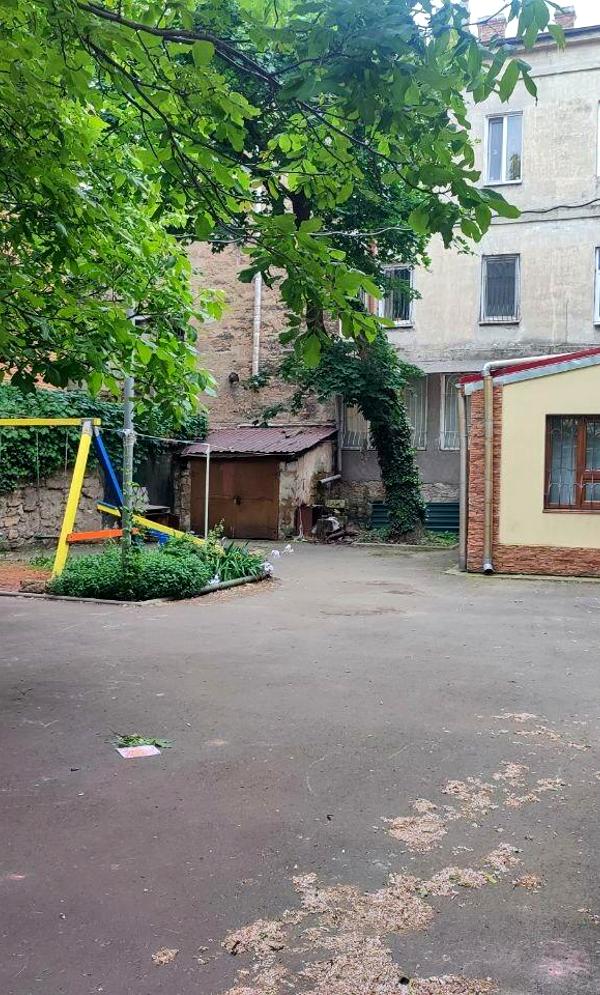 1-Room Stalinka Apartment in Odessa City Center with Gas