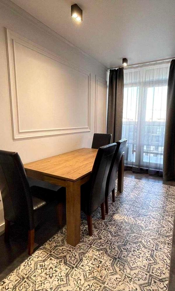 Spacious 2-bedroom apartment with designer renovation in Avalon complex