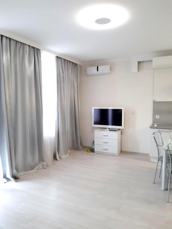 Stylish Studio Apartment in Central Location with Balcony