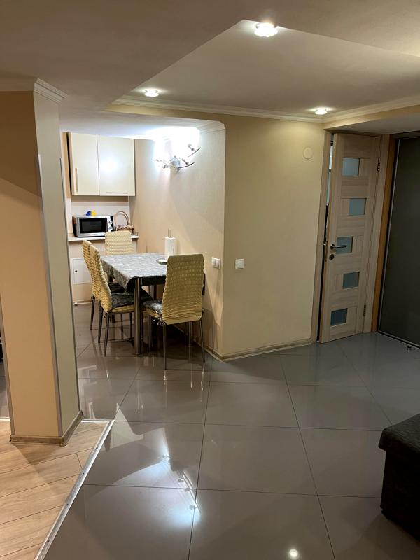 2-Level City Center Apartment with Urban Amenities