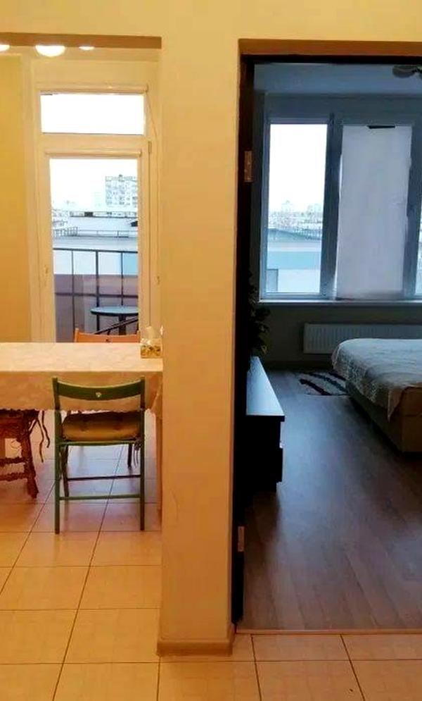 1-bedroom apartment near Mynska metro and Dream Town mall