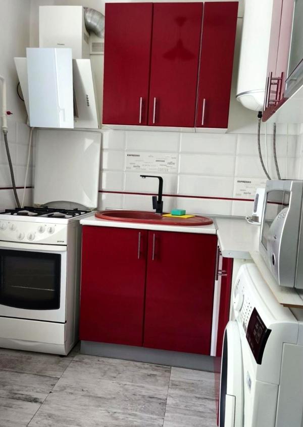 1-Room Apartment with Balcony in Desnyanski District