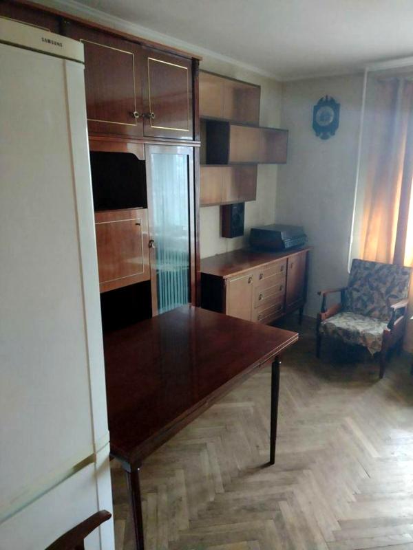2-Room Apartment near Lukyanivska Metro with Balcony