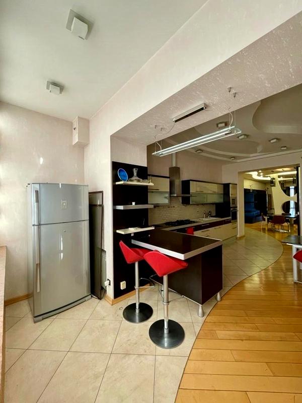 3-bedroom apartment near Shevchenko Park with sea view