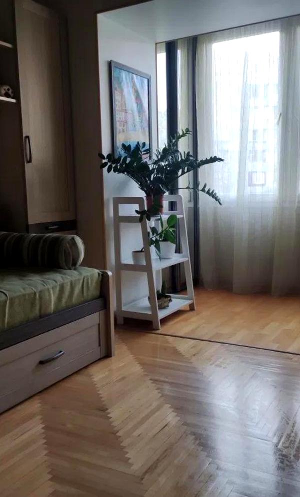 4-Room Spacious and Bright Apartment on Peremohy-5