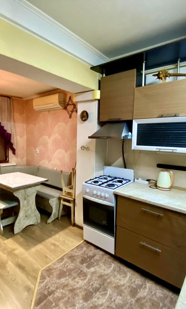 2-Room Apartment in Dniprovskyi District, Convenient Location