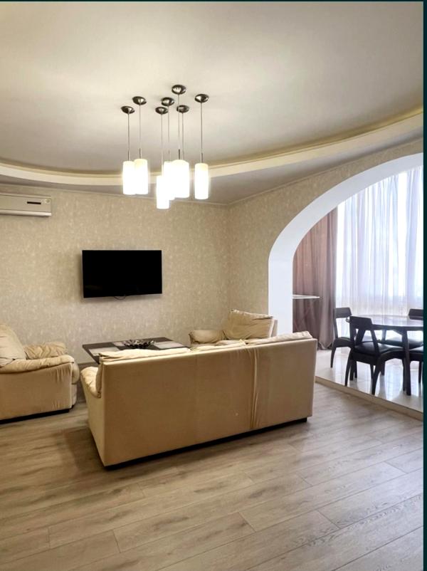 Spacious 2-bedroom apartment with designer renovation near Vuzovsky