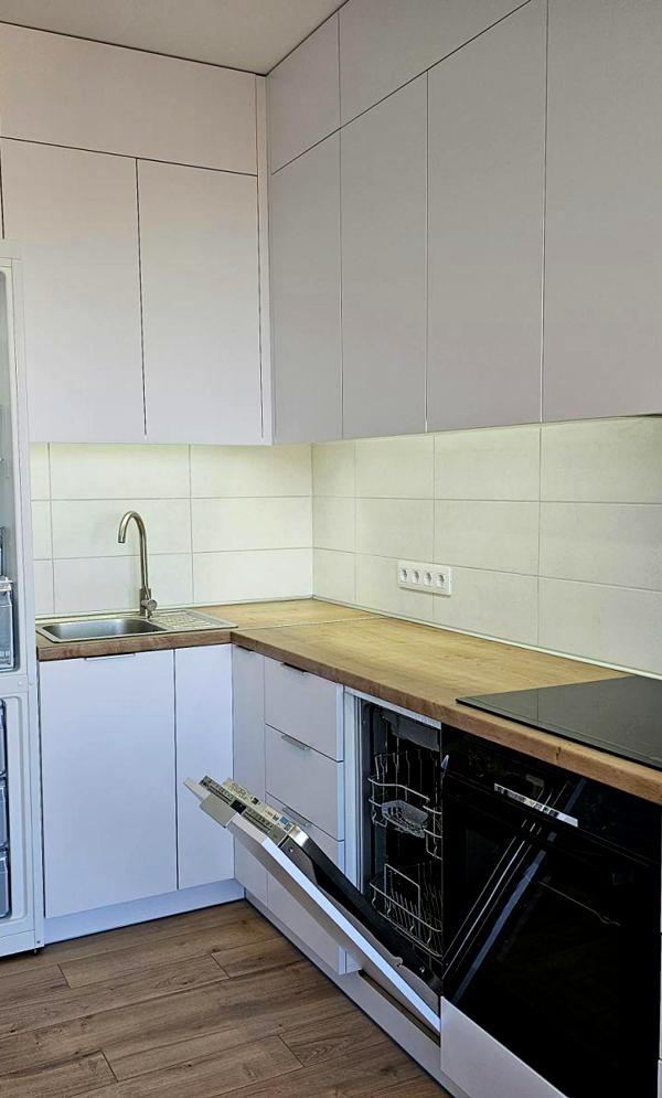 Stylish One-Bedroom Apartment in Lincoln Complex with Designer Renovation