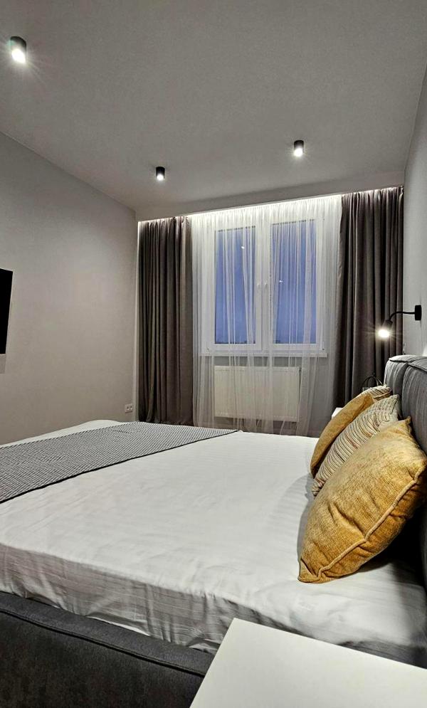 Stylish One-Bedroom Apartment in Lincoln Complex with Designer Renovation