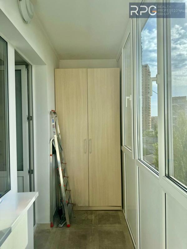 Cozy 1-Room Apartment in Kyiv City Center with Balcony and City View