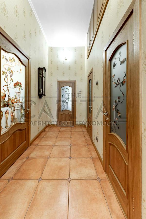 Two-level apartment in historical downtown area near Golden Gates