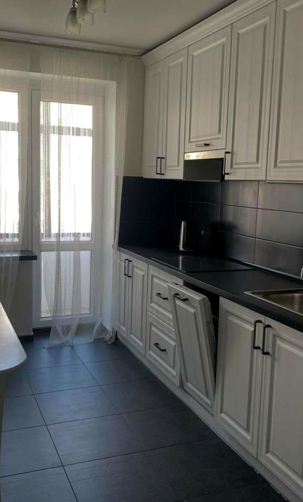 3-Room Apartment on Varshavska Street with Designer Interior