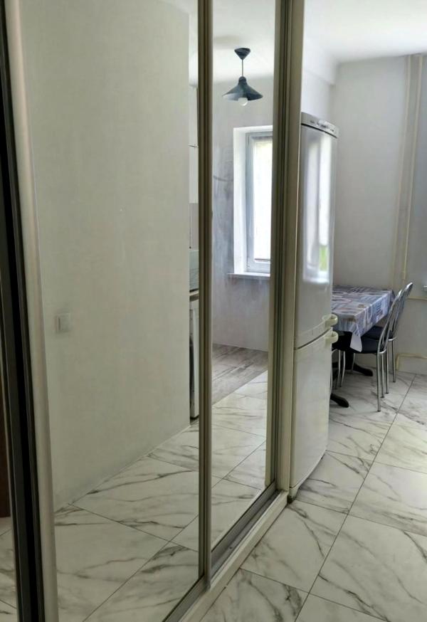 1-Room Apartment with Balcony in Desnyanski District