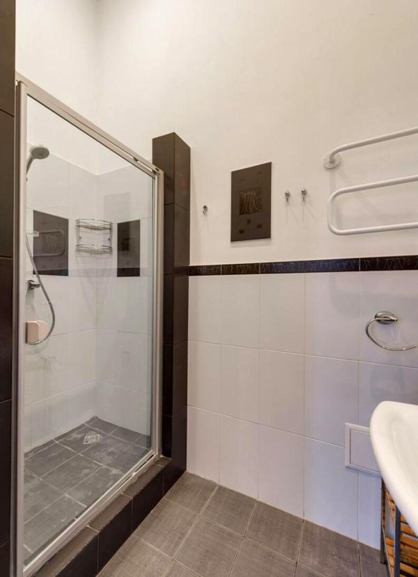 Spacious 3-bedroom apartment in historic neoclassical building near Shevchenko Park