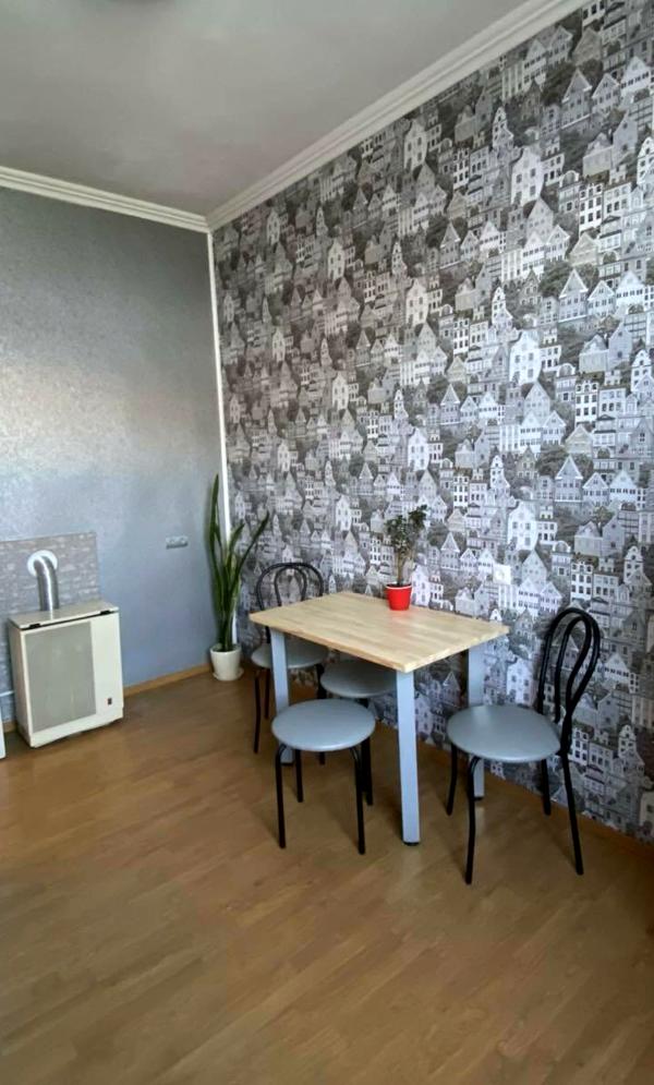 2-Room Apartment on Melnyka Street with Good Renovation