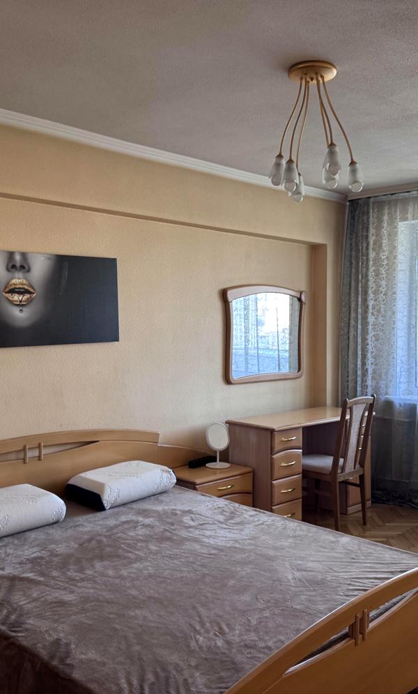 2-Room Apartment in Central Kyiv, Near Palats Ukrainy, with City View