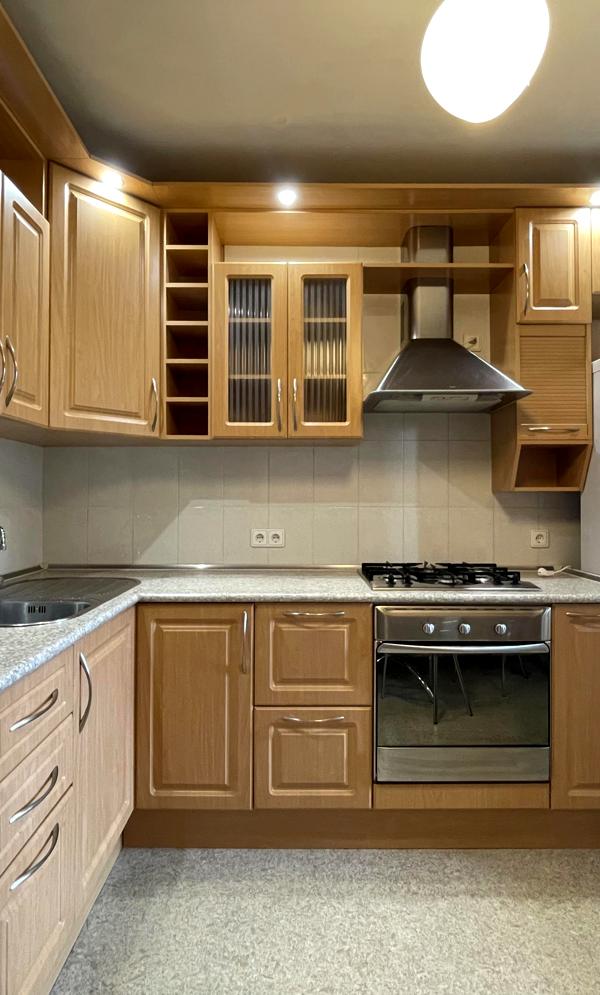 Cozy Brick Apartment with Separate Rooms, Full Furnishing, Close to Metro