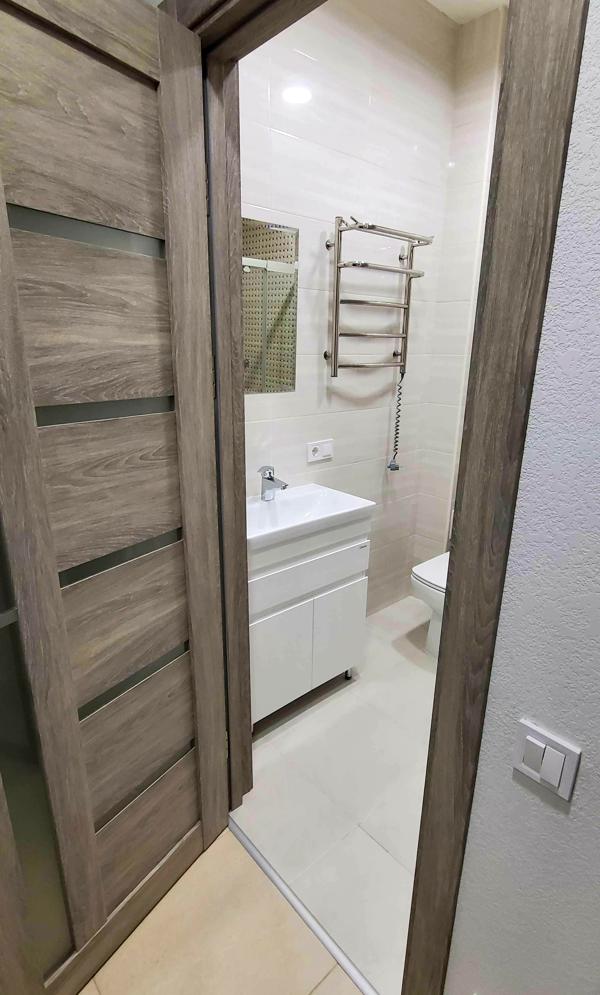 One-bedroom apartment in new building with designer renovation