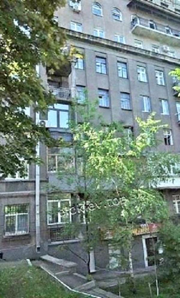 Spacious 3-room apartment near Botanical Garden with historic significance