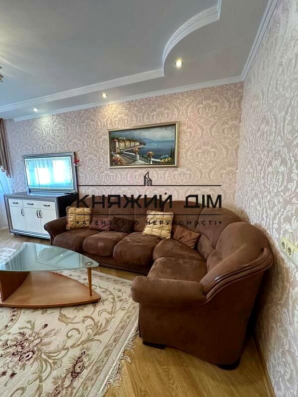 2-Room Apartment with All Amenities on Oleny Pchilky Street
