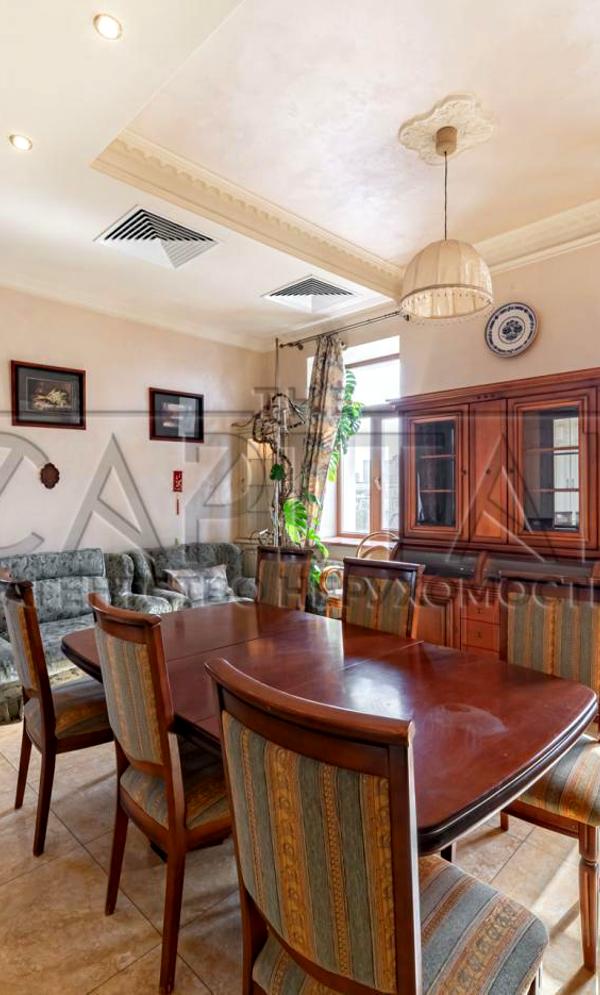 Spacious Two-Level Apartment in Central Location