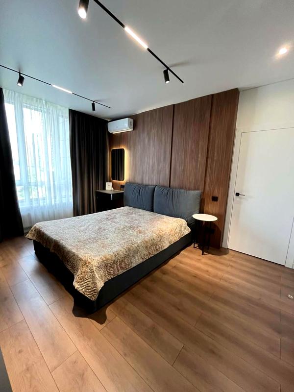Spacious 1-Bedroom Apartment in Pechersk District with Designer Renovation