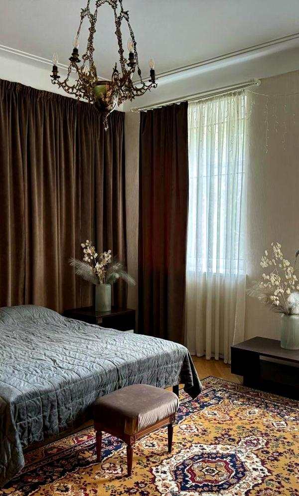 Spacious 3-room apartment near Botanical Garden with historic significance