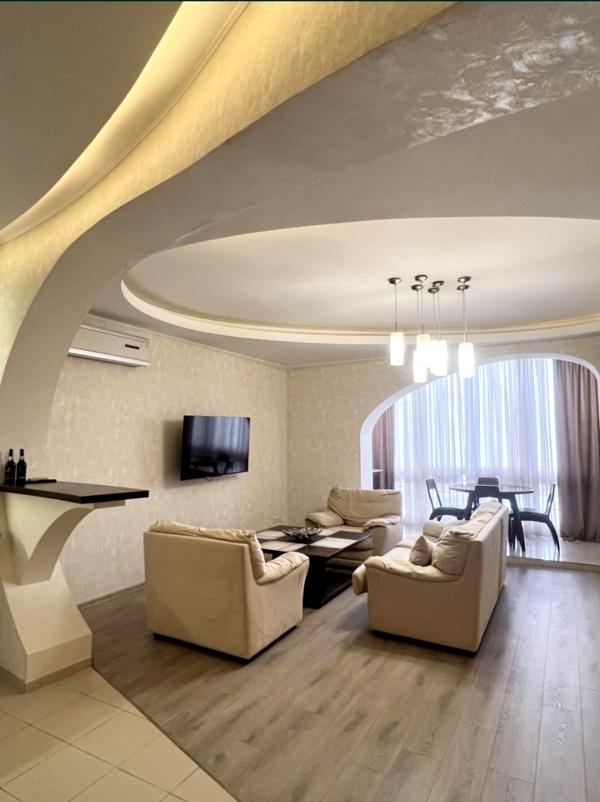 Spacious 2-bedroom apartment with designer renovation near Vuzovsky