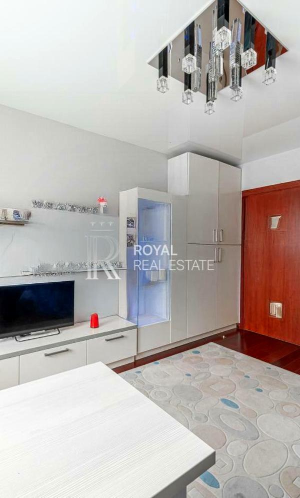 4-Room Apartment on Lesia Ukrainka Boulevard with Premium Features