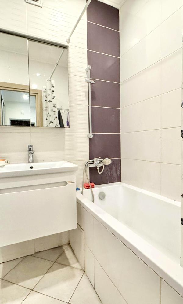 Spacious 1-bedroom apartment with studio kitchen