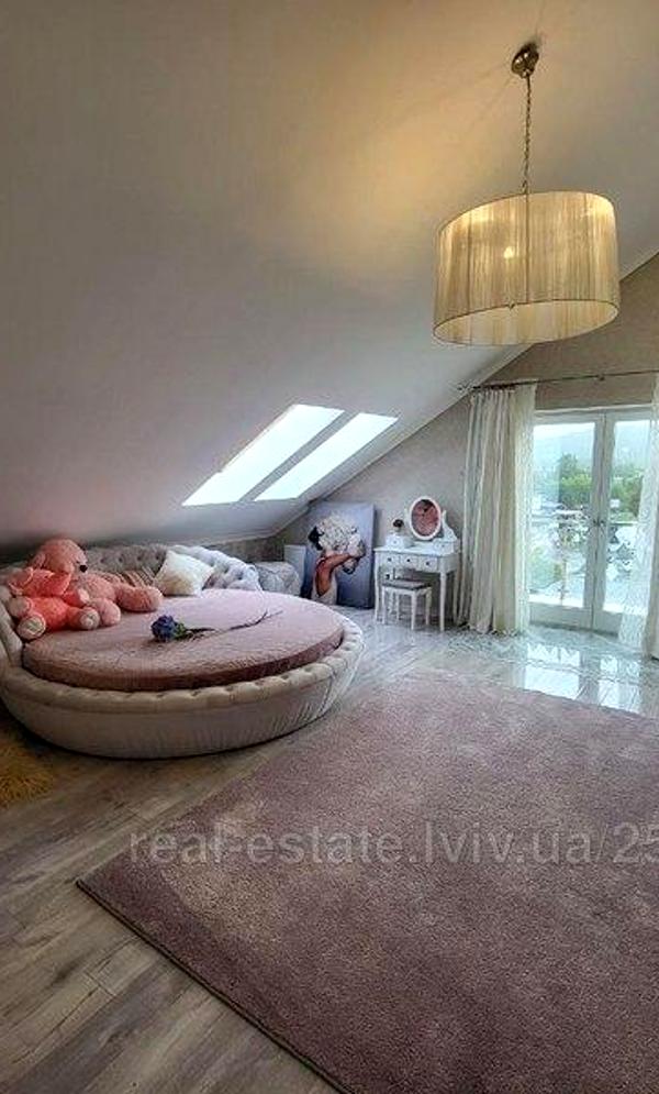Spacious Attic Apartment with Designer Interior and Multiple Amenities