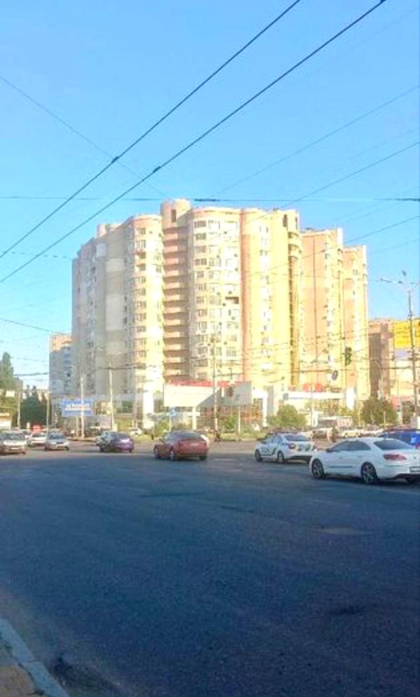 2-Room Apartment near Nebesnoi Sotni, Spacious Studio Kitchen, Balcony