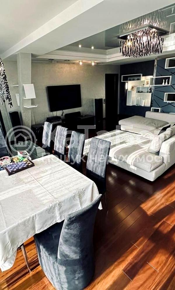 Spacious 3-Bedroom Apartment with Dnipro River View