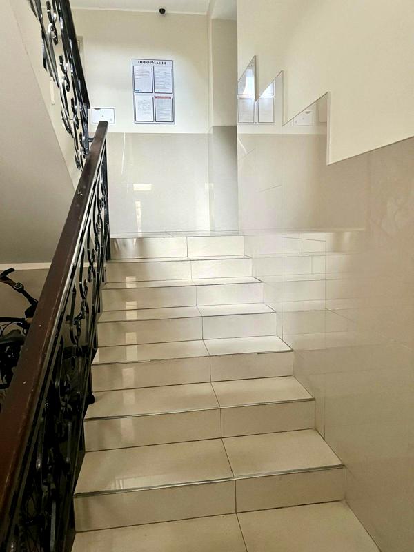 3-Room Apartment in Siniy Ptitsa Complex, First Floor, Fully Equipped